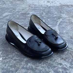 SOLD Vintage BCBG MAXAZRIA loafers with tassel 7